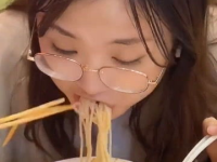 外网小姐姐吃螺蛳粉,外网小姐姐的味蕾探险记